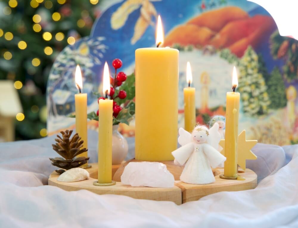 Decorative Advent calendar with lit candles and Gluckskafer Celebration Ring with Christmas-themed decorations