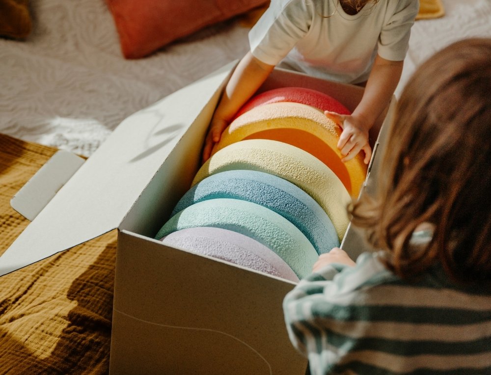 Children opening Stapelstein delivery